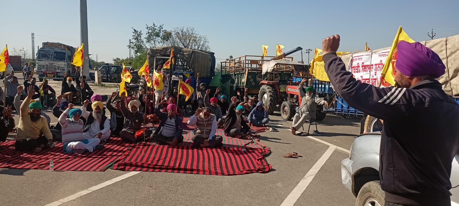 ਕਿਸਾਨਾਂ ਦੇ ਟਰੈਕਟਰ ਮਾਰਚ ਨੂੰ ਚੰਡੀਗੜ੍ਹ ਜਾਣ ਤੋਂ ਗੜੀ ਕਾਨੂੰਗੋ ਵਿੱਚ ਪੁਲਿਸ ਨੇ ਰੋਕਿਆ ।